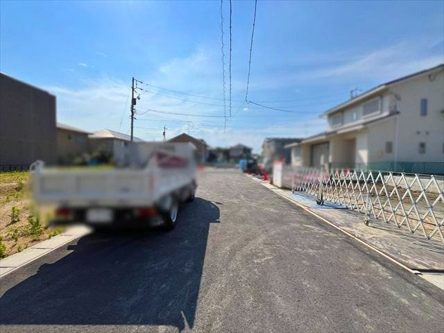 幅員約6mの前面道路です。道路幅にゆとりがあるので、車種を選びません。大きめの車を乗りたい方にもオススメです。
(2026年6月13日 撮影)