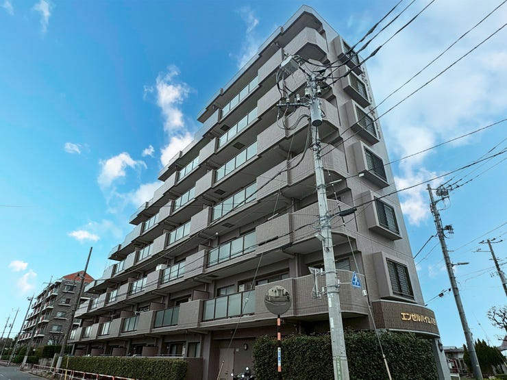 【外観】
落ち着いた外観のマンション。周辺環境にも調和した佇まいです。