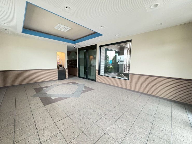 広々としたエントランスホール。管理の行き届いた共用部で安心感のあるマンションです。