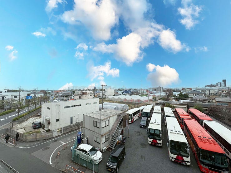 周囲に高い建物が少なく、開放感のある眺望が広がります。