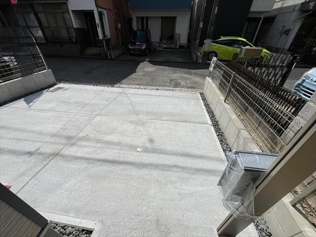 駐車は2台可能です。駐車場施工中の様子。完成が楽しみですね♪
交通量も少なく、駐車も焦らずできそうです。