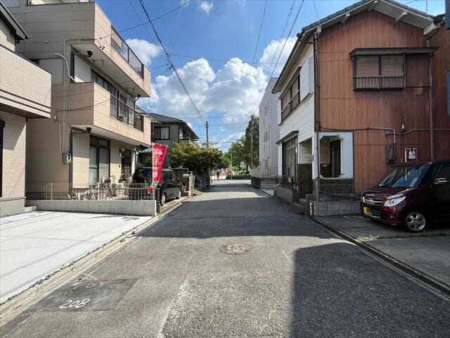 幅員約5.4mの南側前面道路です。車がすれ違える道幅です。
突き当りに「千鳥公園」があります。お家の近くでお子様やペットを遊ばせることができますね。