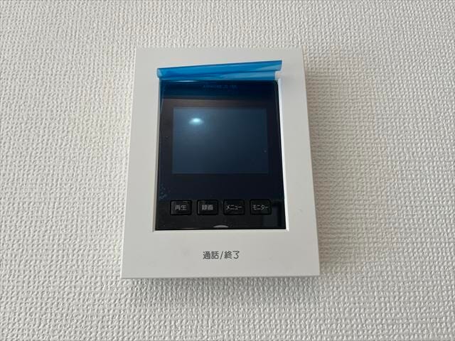 ◆モニター付きインターホン◆インターホン越しの来客者の顔を確認しながら通話ができます。