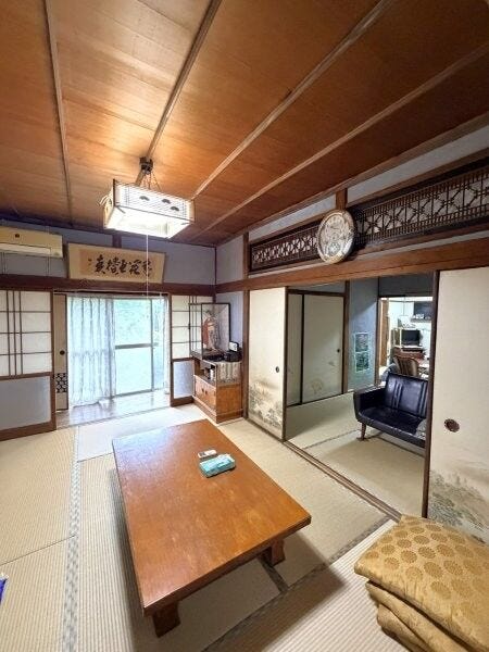 【和室】
美しい欄間が印象的な続き間の和室。伝統的な和の趣を感じながら、ゆったりとお過ごしいただけます。