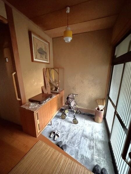 下駄箱の上に観葉植物や小物を飾ると可愛いですね♪