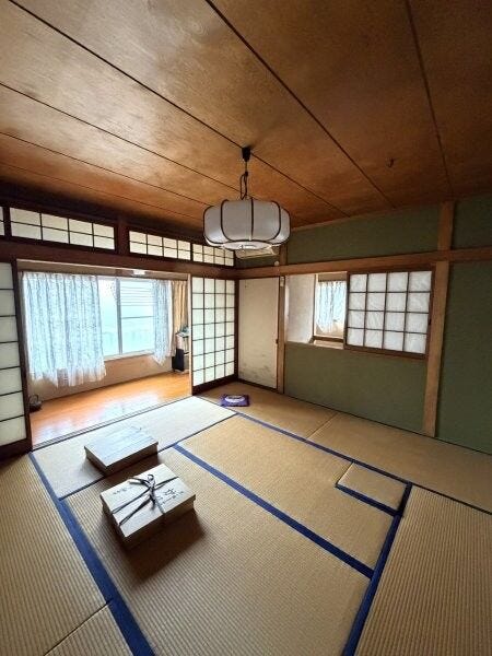 2階の和室です。茶室仕様の和室と茶屋を備えた趣ある住まい。茶道など和の趣味を楽しみたい方におすすめです。