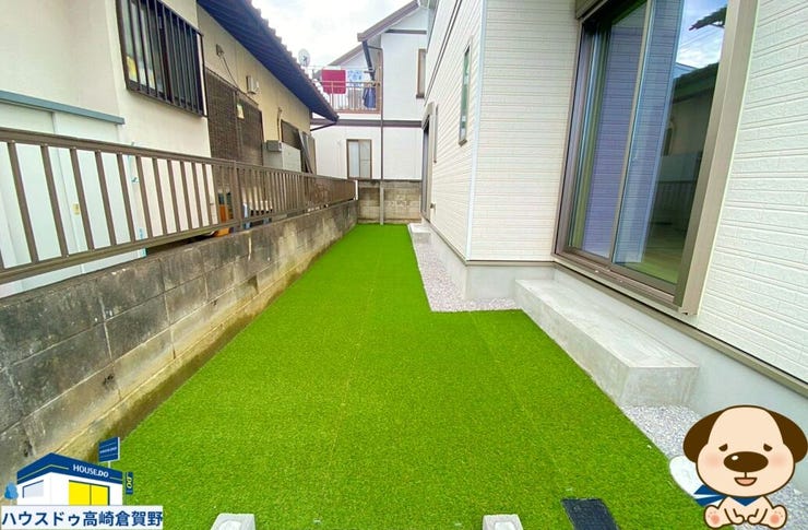 人工芝のひかれたお庭♪お庭のお手入れが苦手な方にちょうどいい♪