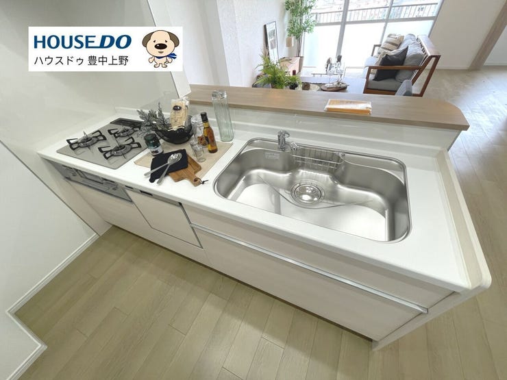 お部屋に溶け込む白基調のシステムキッチン♪時短家事を実現する食洗機付き!浮いた時間でご家族だんらんを♪