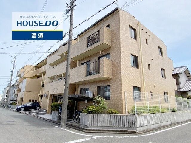 【外観】
1988年(昭和63年)12月築 4階建ての1階部分です。
シンプルでナチュラルな色合いの外観。