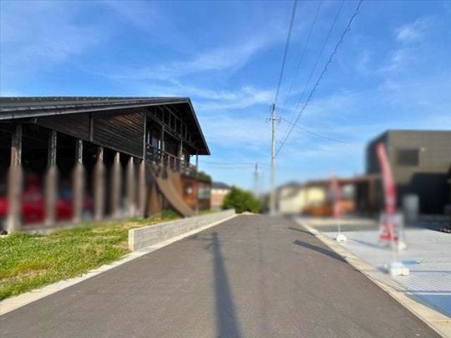 幅員約6mの前面道路です。道路幅が広いので、向かいの住宅とも距離があるため日当たりも確保しやすいです。
(2026年6月12日 撮影)