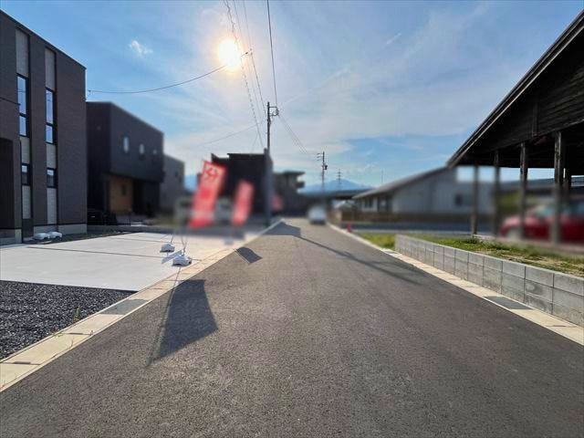幅員約6mの前面道路です。車が余裕を持ってすれ違うことが出来る道幅です。車の出し入れも余裕を持って行うことが出来ます。
(2026年6月12日 撮影)