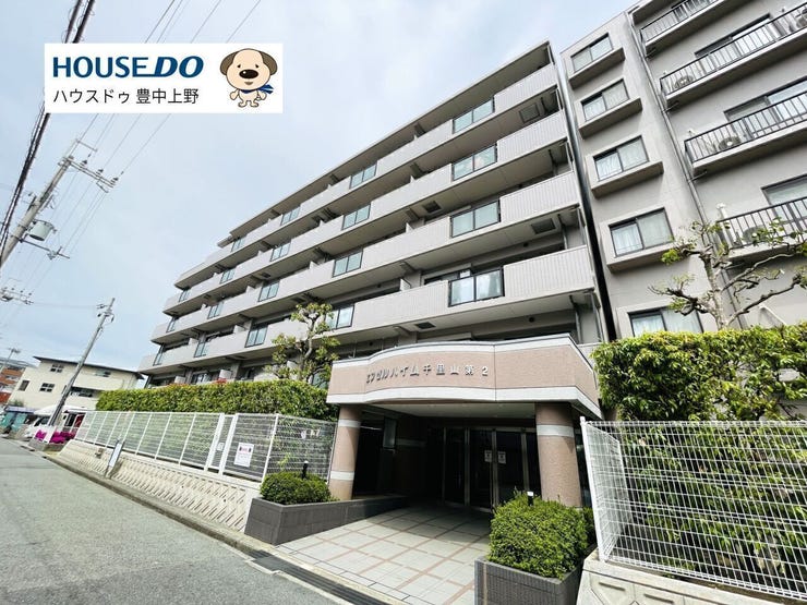 吹田市佐井寺の閑静な住宅街に佇むマンションです。オートロック・宅配ボックス完備で、快適な暮らしをサポート。静かな環境と良好な管理体制が魅力です。