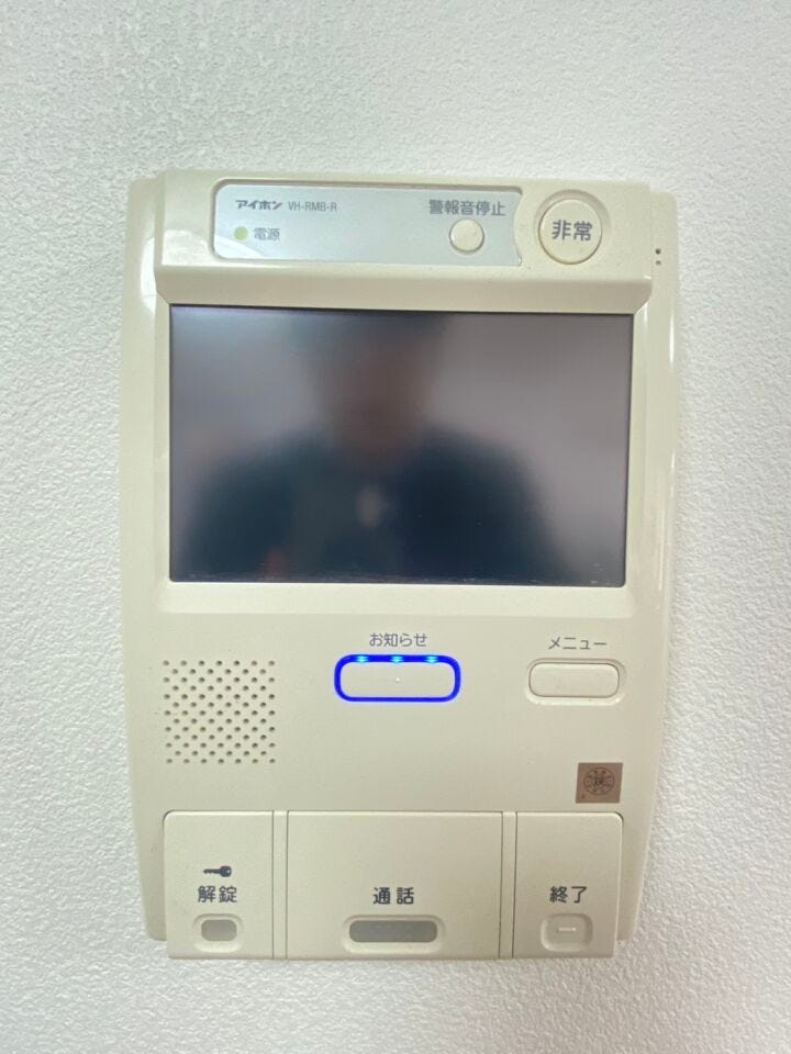 《モニター付きインターホン》
来客時も安心!防犯性と利便性に優れ、暮らしをより快適にしてくれます。