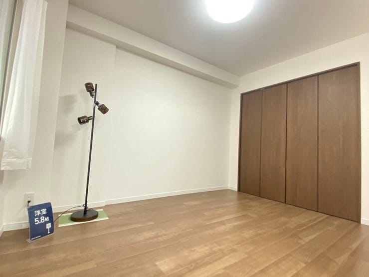 《洋室1》
リビング横約5.8帖のお部屋です。リビングの延長、お子様のお昼寝や遊び部屋等使い方は様々♪