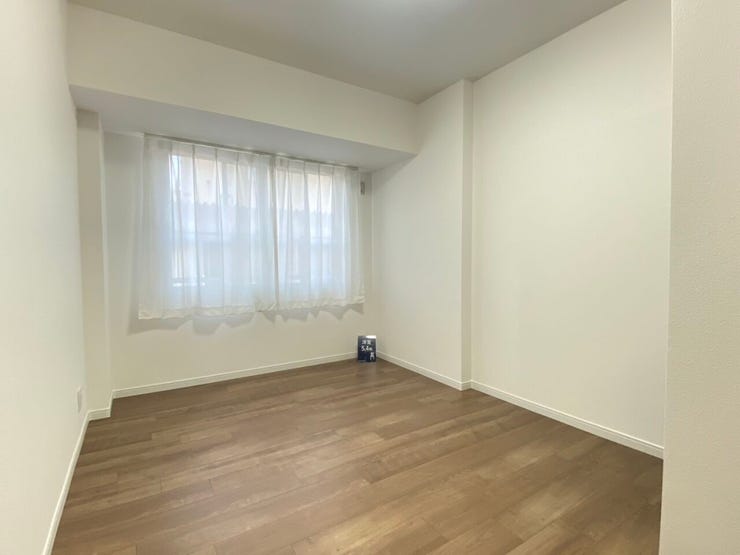 《洋室2》
約5.4帖のお部屋です。主寝室にもおすすめ♪
写真には写っていませんがクローゼットがあり収納スペースをしっかりと確保!