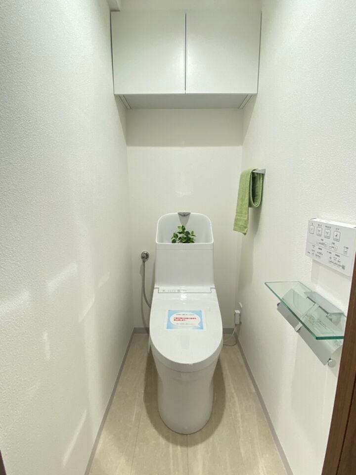 《トイレ》
ウォシュレット付きトイレです。
上部収納あり!ストック品や掃除用品の収納に♪
凹凸が少なくお掃除しやすいデザインです。