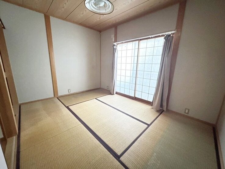 ◆1階6帖和室◆
客間としても、家族の寛ぎの場としても使用出来る、使用用途多数の便利な和室です。