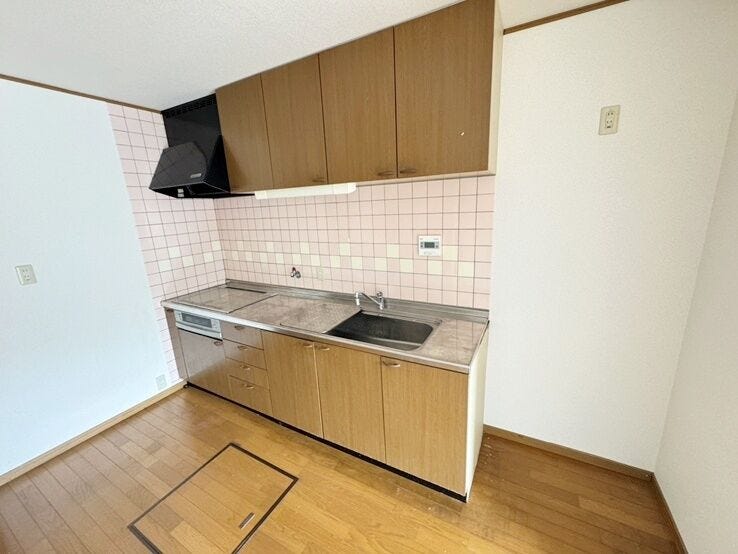 2品同時に作る事ができる三口用意されたIHクッキングヒーター。魚焼きグリルも付いており効率よくお料理を作ることができます。フラットなのでお掃除も簡単ですね!