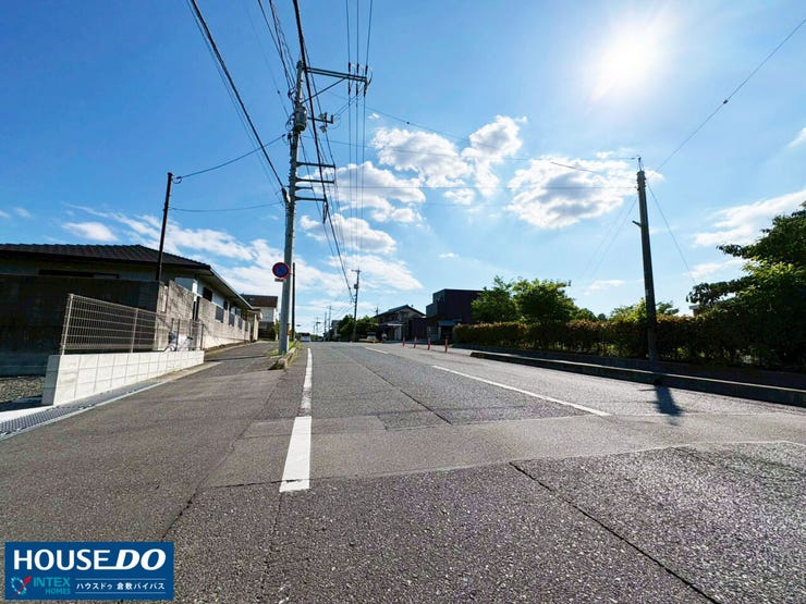 スーパーやドラッグストアが車で3分圏内に大集結!前面道路は平坦で開放感があり、毎日のお散歩やお出かけも足取り軽やかに楽しめそうですね♪