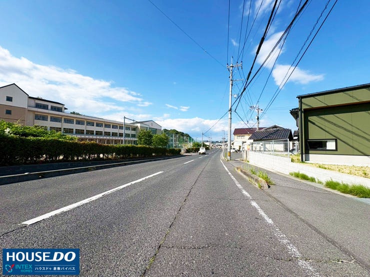 幅員7.4mのゆとりある前道!道路沿いで視認性が高いため防犯面でも心強く、毎日の運転や日々のお散歩もすっきりと見通し良く安全に楽しめますよ♪
