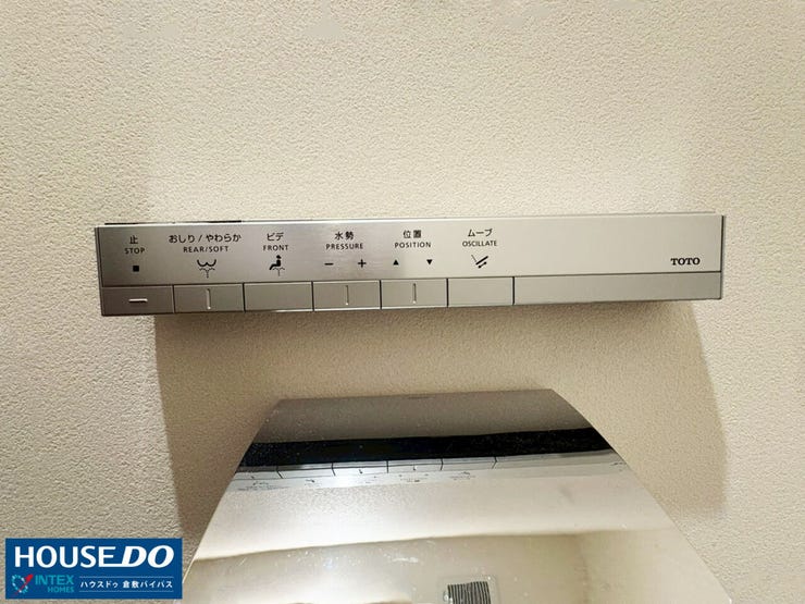 【操作もスムーズな温水洗浄便座】
見やすくて押しやすいスタイリッシュな壁掛け式リモコン!多彩な機能で毎日を清潔&快適に保てます。お2人の優しく健やかな暮らしに欠かせない安心の設備ですね♪