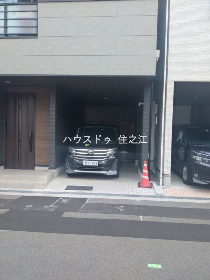 ★屋根付きのガレージですので雨の日の乗り降りや車が汚れなくて済みそうですね♪