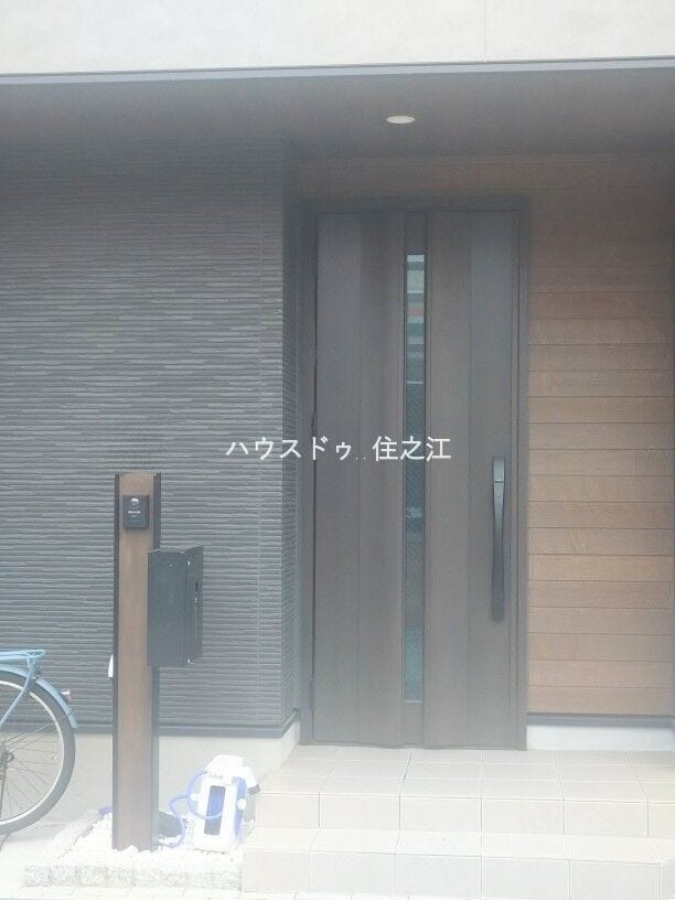 ★玄関には庇(屋根)がございますので雨の日もお荷物など濡れなくて済みます♪