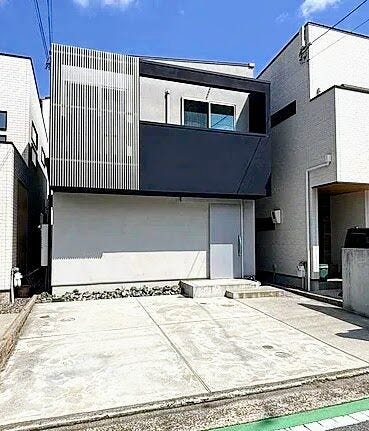 【外観】
黒を基調とした、重厚感とスタイリッシュさを兼ね備えたモダンな外観