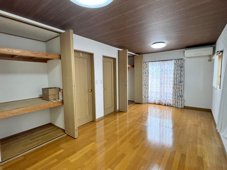 4.5帖の部屋、間仕切りで分けるような作りになってます