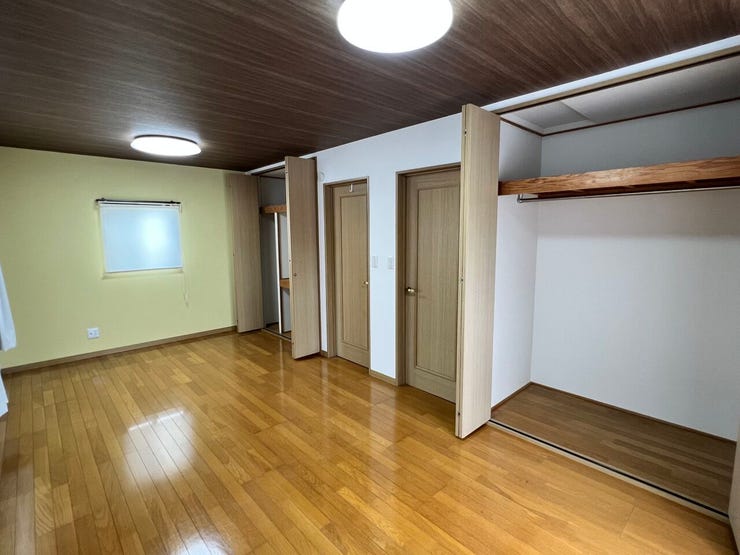 4.5帖の部屋、間仕切りで分けるような作りになってます