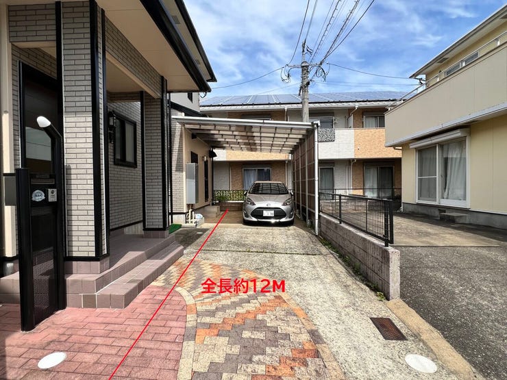 奥行12mあるので軽自動車であれば最大3台駐車可能です