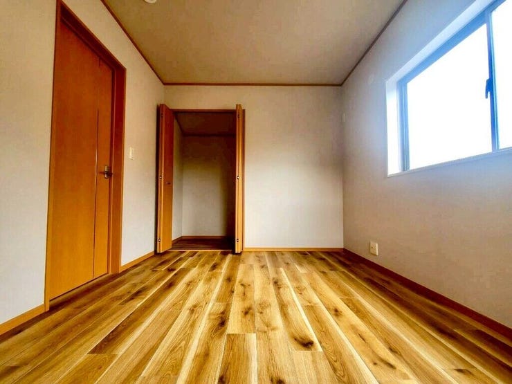 【Bedroom】ベッドとデスクを置いてもゆとりのある、使い勝手の良い広さの洋室です。