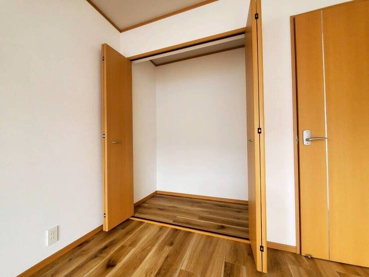 【Bedroom】クローゼット完備で収納力◎。家具の配置もしやすい機能的な洋室です。