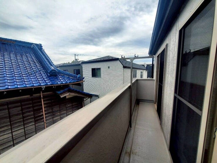 【Balcony】日当たりの良いバルコニーはお洗濯物がしっかり乾きやすく、毎日の家事にも重宝します。
