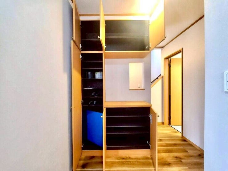 【Entrance】シューズボックス完備の玄関で、靴や小物もスッキリ収納できます。