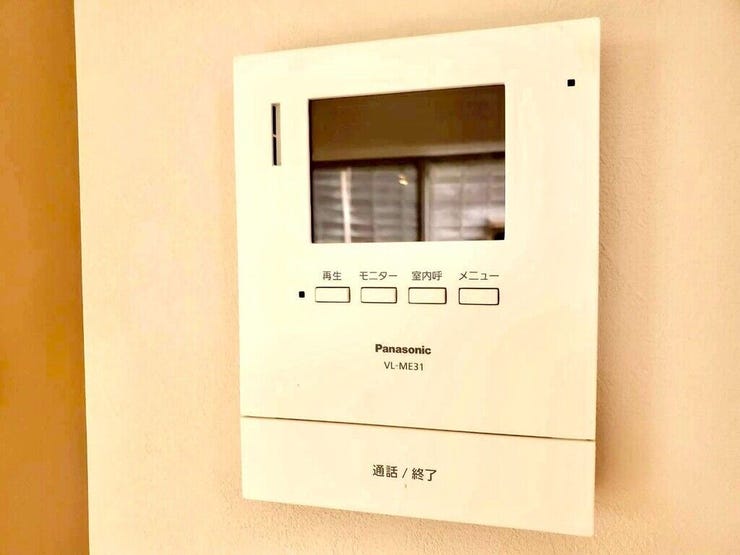 【Facilities】来訪者を確認できるモニター付きインターホンで、防犯面も安心です。