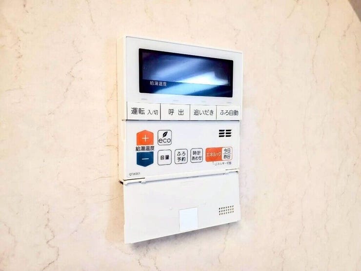 【Facilities】お湯の温度調整がラクな給湯器リモコン付き。追い焚き操作も簡単です。