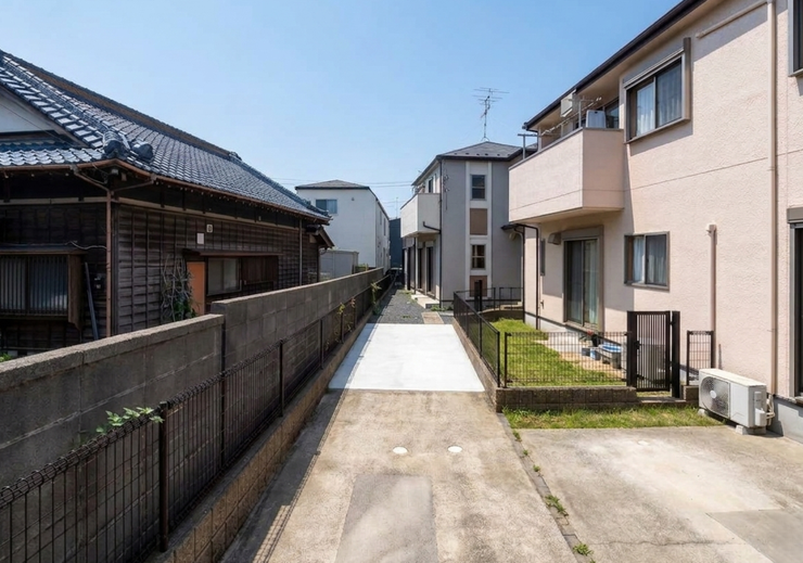【Exterior】ゆとりのある駐車スペース付きで、車の出し入れもスムーズに行えます。