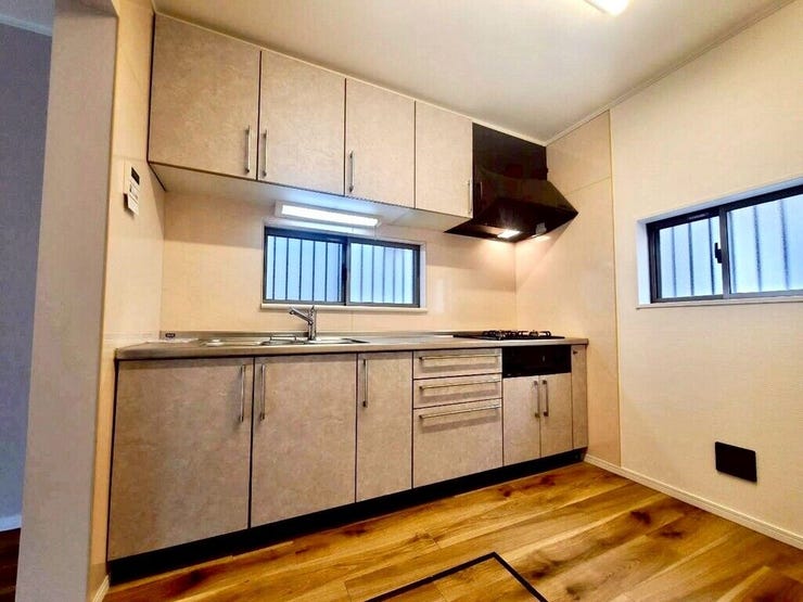 【kitchen】広めのキッチンは料理のしやすさを追求した設計。収納も豊富で作業がしやすい空間です。