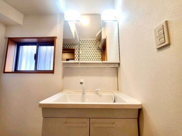 【Washroom】毎朝の準備がスムーズに。広めの洗面台と収納が使いやすい洗面所です。