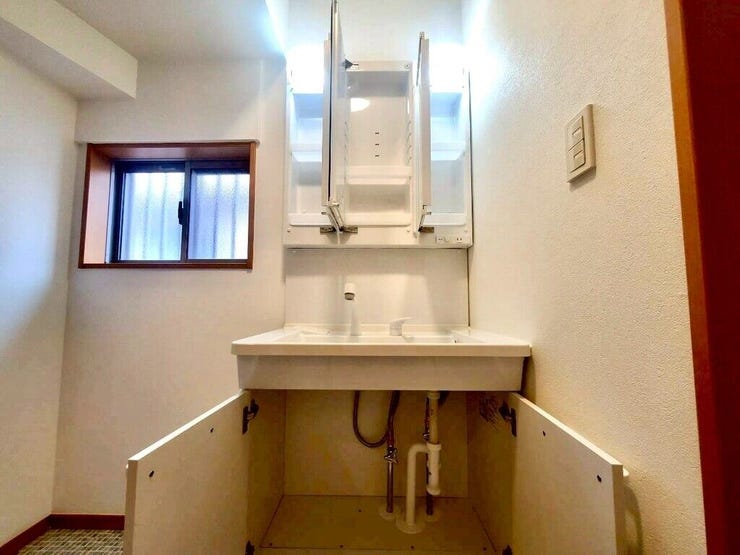 【Washroom】すっきりとしたデザインで、毎日の生活が快適に。収納も豊富な洗面所です。