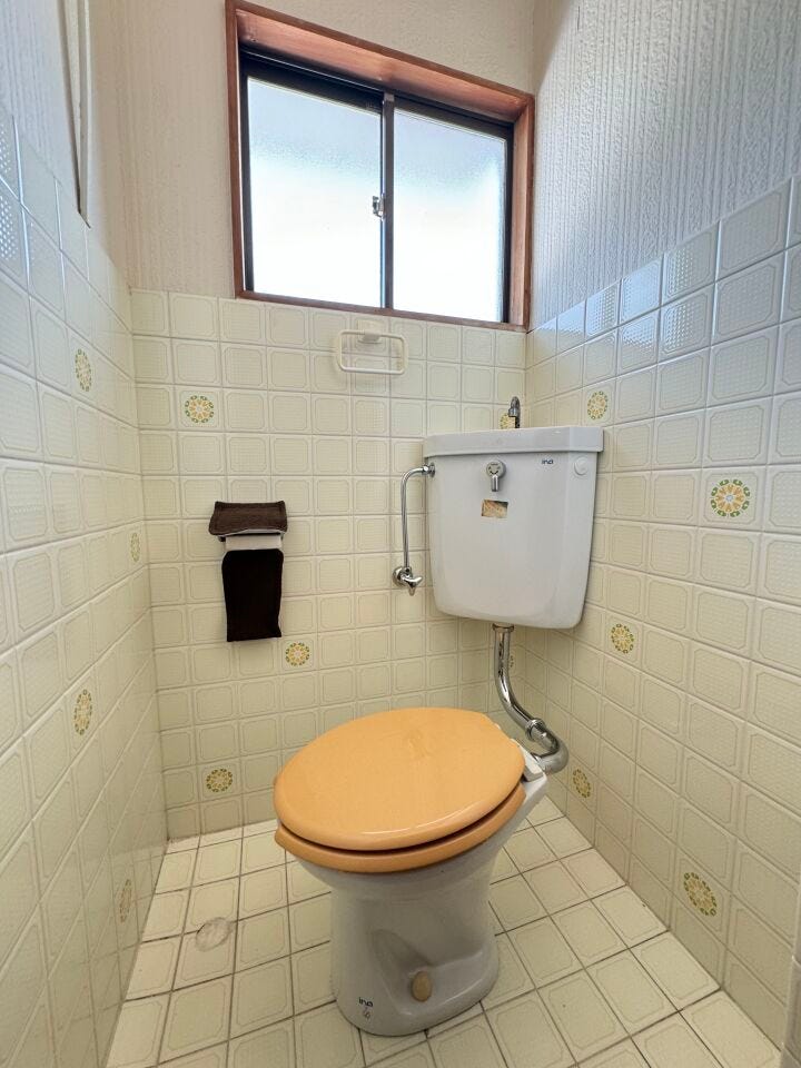 2Fトイレ窓から優しい光が差し込む2階トイレ