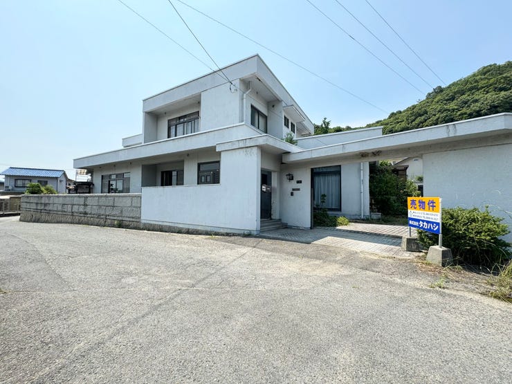 【外観】
静かな環境で広々とした敷地モダンな外観と駐車場完備