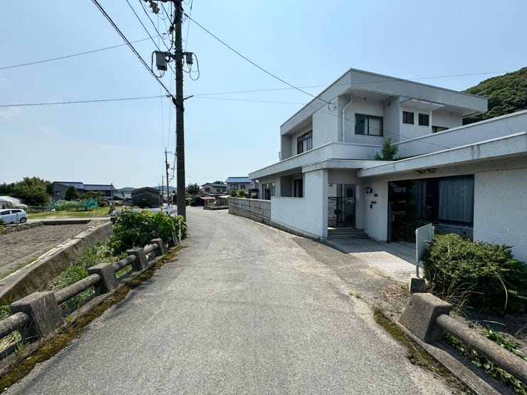 【見晴らし良好・陽当り抜群】高い建物が周囲にないため、圧倒的な開放感と素晴らしい眺望が広がります。前面スペースも広々としており、小さなお子様がいるご家庭も安心の住環境です。