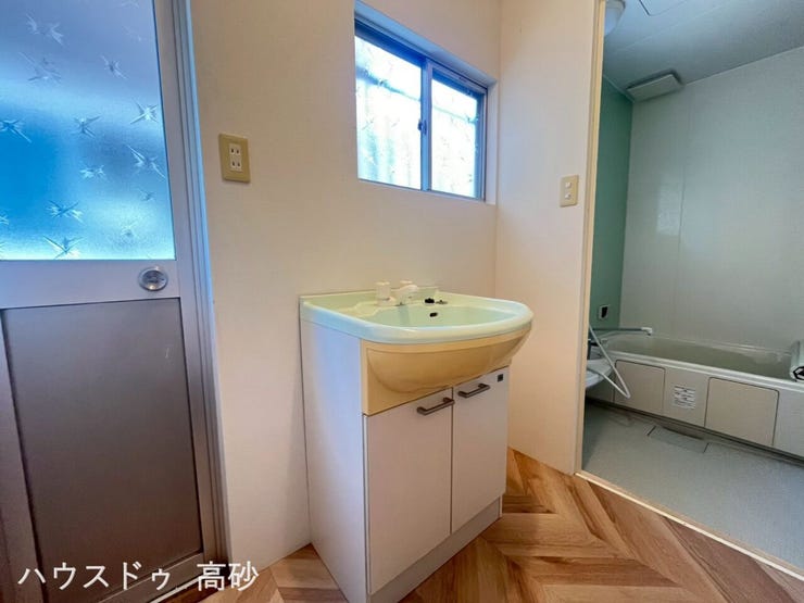 浴室に窓があり、換気がしやすいのでカビ防止になりお掃除も楽々です♪