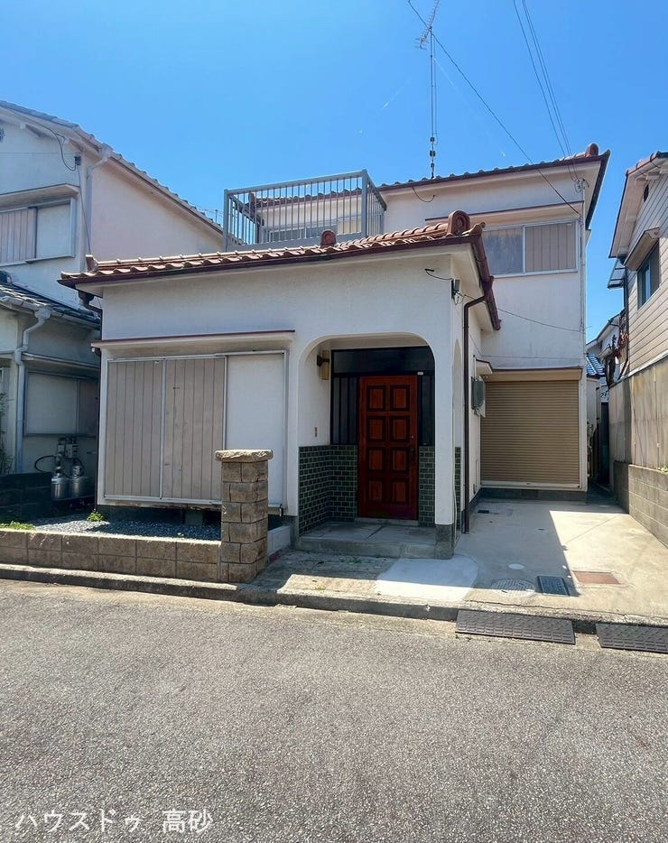 【外観】
白が基調の外観は住宅街や自然環境ともなじみやすく、落ち着いた印象を与えます◎