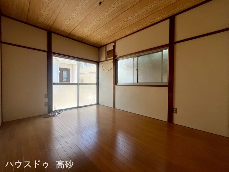 洋室は床にゴミが付着しづらいので掃除が楽にできます!