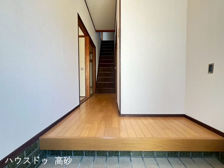 扉を開けた瞬間に伝わる、明るく心地よい玄関です♪