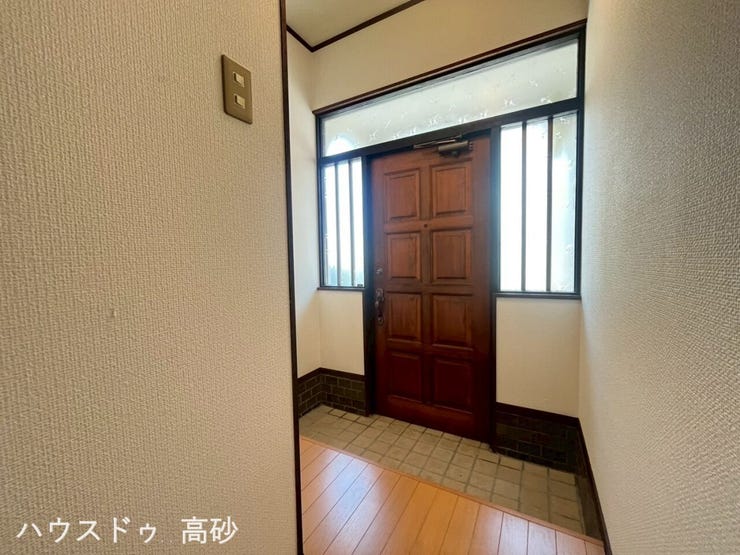 自然光がたっぷり入る、気持ちのいい玄関です