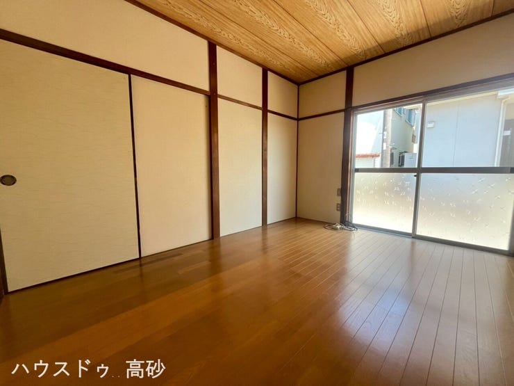 大きな窓から自然光がたっぷり入り、部屋全体が明るく広々と感じられます。